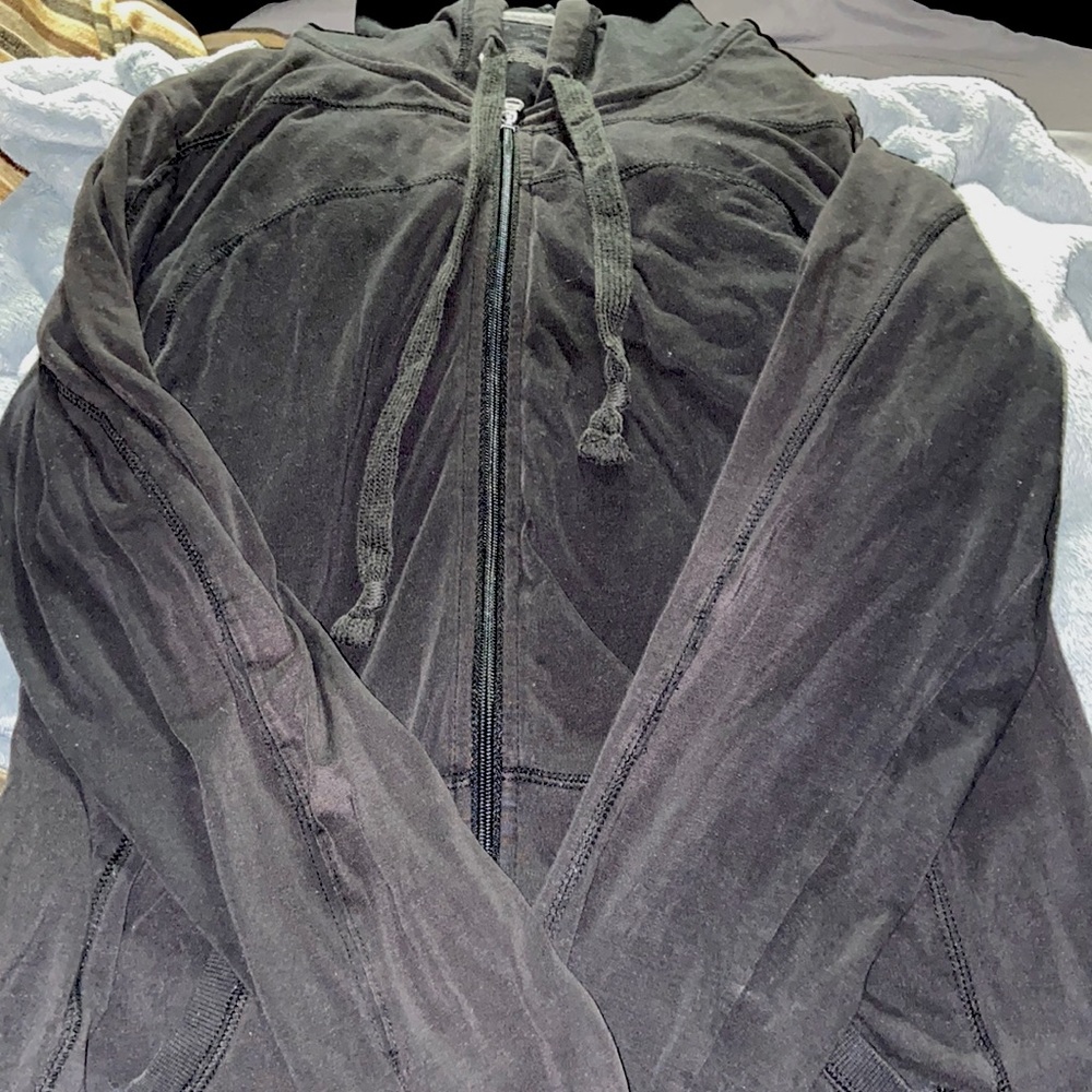 Black (thrifted) zip down jacket 🖤